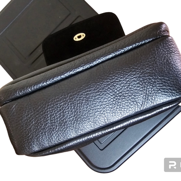 Jijou  Capri women's black cross body bag with gold hardware - Picture 6 of 9